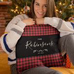 Almofada Script Moderno Russo da Família de Xadrezes Red Bu<br><div class="desc">Travesseiro decorativo familiar personalizado com seu nome familiar na caligrafia de script neste moderno design de xadrez de búfalos vermelho rústico.</div>