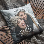 Almofada Script Sisters Photo & Quote Keepsake Gift<br><div class="desc">Elegant Sister Photo and Quote Pillow Gift. Design is composed of fun and elegant typography with script and sans font. Simply customize name,  quote and upload a favorite photograph of you and your sister!</div>