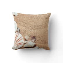 Seashells e travesseiro decorativo da areia