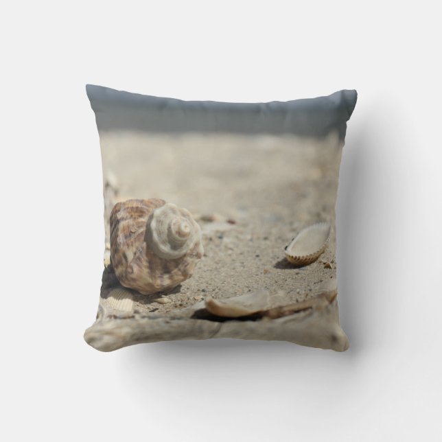 Almofada Seashells na areia pelo mar (Frente)