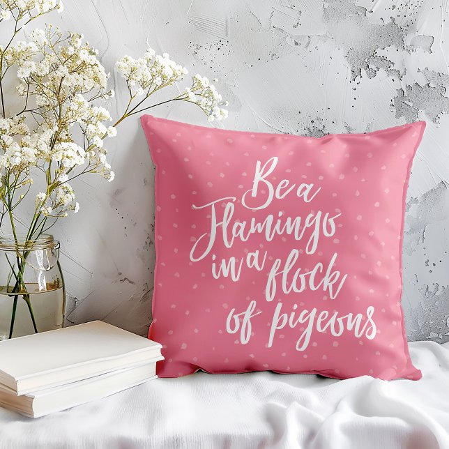 Almofada Seja Flamingo Em Um Bando De Porcos (Be inspired everyday wit our be a flamingo motivational pillow. )