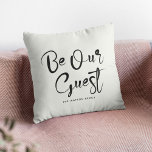 Almofada Seja nosso Na moda moderno da família de texto per<br><div class="desc">Faça sua cama e o café da manhã, aluguel ou Airbnb o mais aconchegante possível com este travesseiro decorativo de boas-vindas! ✨ apresentando um design na moda moderno com "Seja nosso convidado" em uma escrita de tendências, é a maneira perfeita de fazer os convidados se sentirem bem em casa. Além...</div>