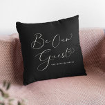 Almofada Seja o nosso texto personalizado moderno e elegant<br><div class="desc">Faça seu Airbnb ou cama e café da manhã o mais aconchegante fique com este travesseiro decorativo de boas-vindas! ✨ apresentando um design na moda moderno com "Seja nosso convidado" em uma escrita de tendências, é a maneira perfeita de fazer os convidados se sentirem bem em casa. Além disso, você...</div>