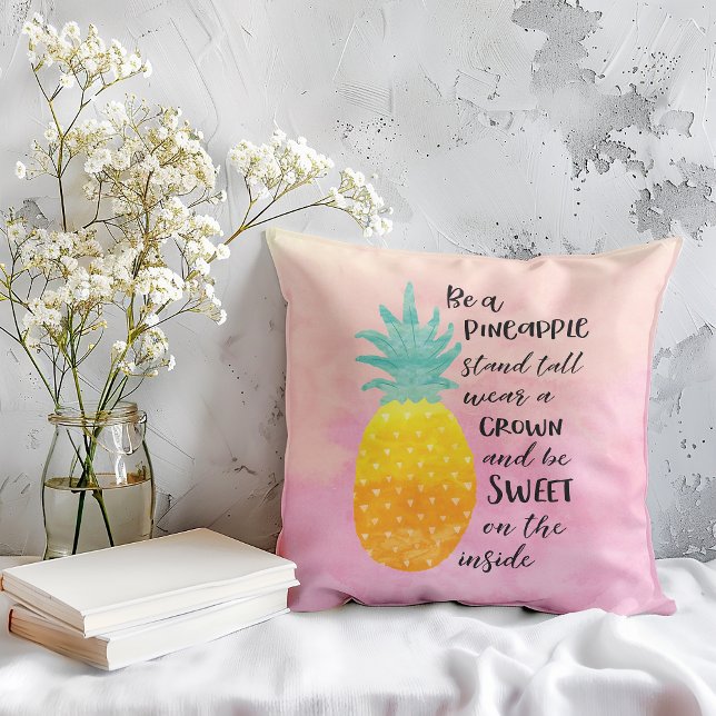 Almofada Seja Uma Tipografia De Aquarela Inspiradora (The illustration of a pineapple with an inspirational quote on a pillow will brighten up any space.)