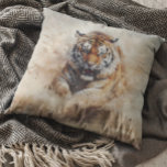 Almofada Selva Safari poderosa de areias de Tigre<br><div class="desc">Este design foi criado através da arte digital. Pode ser personalizado clicando no botão personalizar e alterando a cor, adicionando um nome, iniciais ou as suas palavras favoritas. Entre em contato comigo em colorflowcreations@gmail.com se você quiser usar este design em outro produto. Veja mais das minhas criações ou siga-me em...</div>