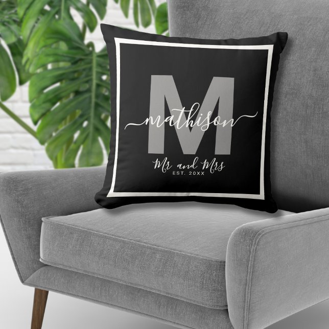 Almofada Senhor Senhora Sobrenome Preto Monograma de Recém- (Mr Mrs Name Black Newlywed Monogram Throw Pillow)