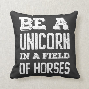 Almofada Ser um unicórnio num campo de cavalos T-Shirt