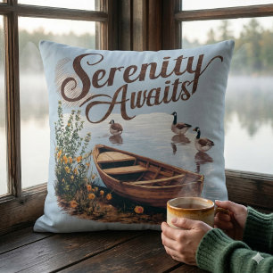 Almofada Serene Lake Boat com gansos e flores selvagens