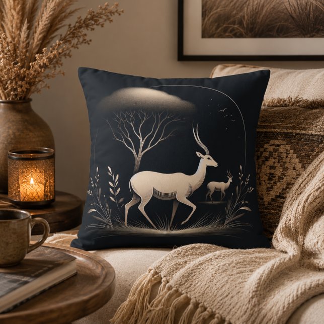 Almofada Serenidade em Movimento Inspirado em Antílope (Serenity in Motion Antelope-Inspired Throw Pillow)