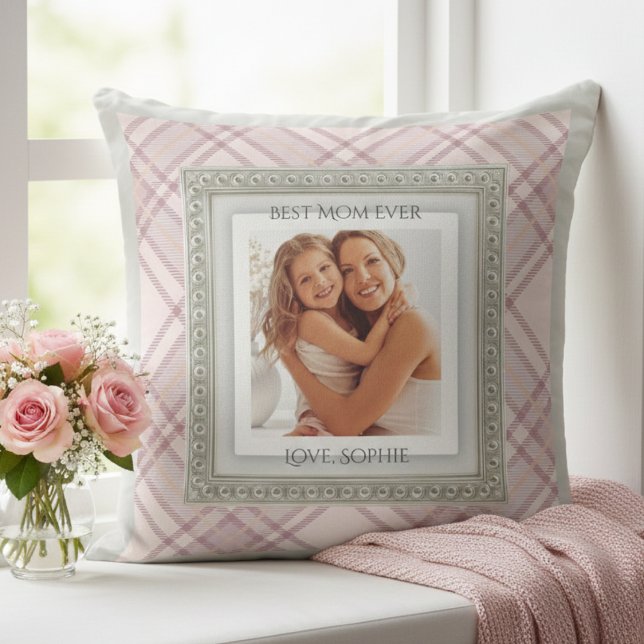 Almofada Shabby Chic Pink Plaid Best Mom Ever Photo (Gift Mom a hug she can keep forever with a shabby chic photo keepsake)