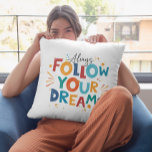 Almofada Siga seus sonhos. Divertimento colorido.<br><div class="desc">Siga sempre sua tipografia engraçada e divertida,  inspiração e design de texto motivacional em um fundo branco e mutável.</div>