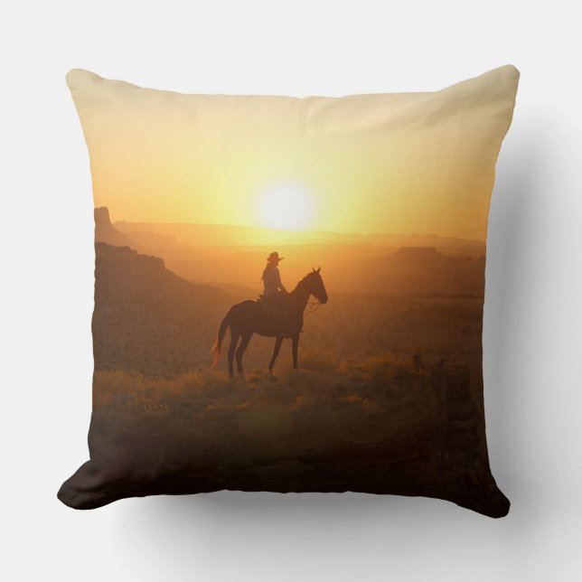 Almofada Silhueta de Cowboy Monocromática na Hora Dourada d (Frente)