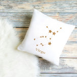 Almofada Símbolo Zodiano Moderno Dourado Virgo | Elemento T<br><div class="desc">Símbolo Zodiano Moderno Dourado Virgo | Elemento Terra</div>