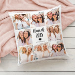 Almofada Simples e Chic | Classe de Colagem de Fotos 2023<br><div class="desc">Este travesseiro branco e preto chico apresenta uma grade de fotos com oito de suas fotos pessoais, e a moderna tipografia de roteiros que diz "classe de 2023". Há também uma pequena imagem de um boné de formatura e de um punhal. No verso, você pode adicionar qualquer nome, um lema...</div>