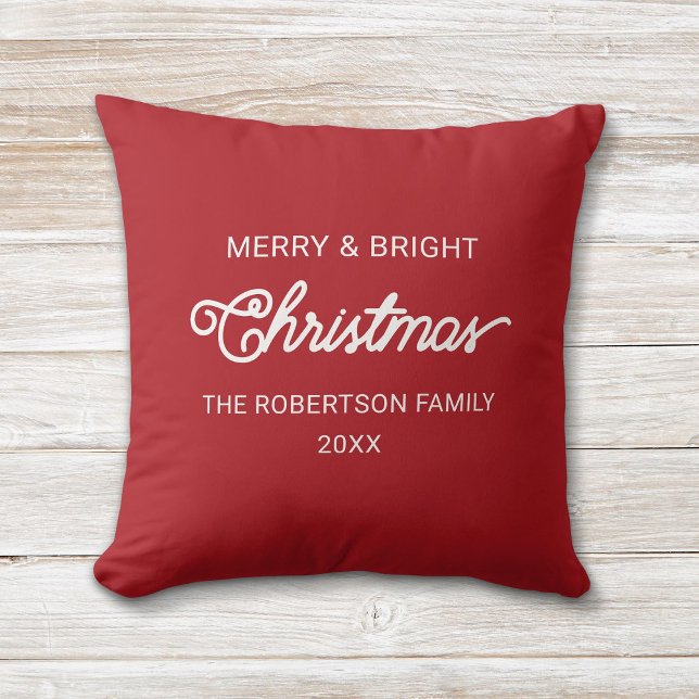 Almofada Simples Manuscrito Vermelho Feliz Desejo de Natal (Red and white, modern script "Merry and Bright" Christmas pillow with custom family name and year.)