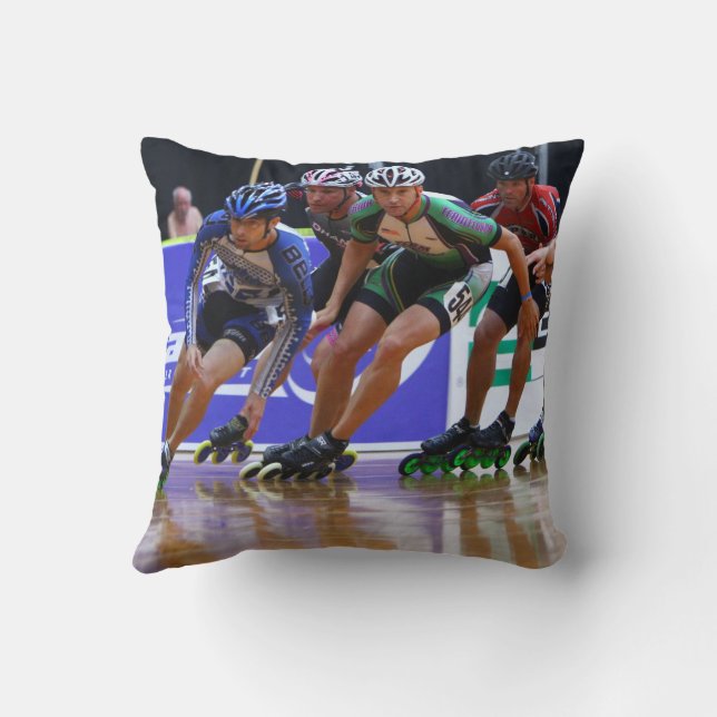 Almofada Sinto a necessidade, a necessidade de velocidade.  (Verso)