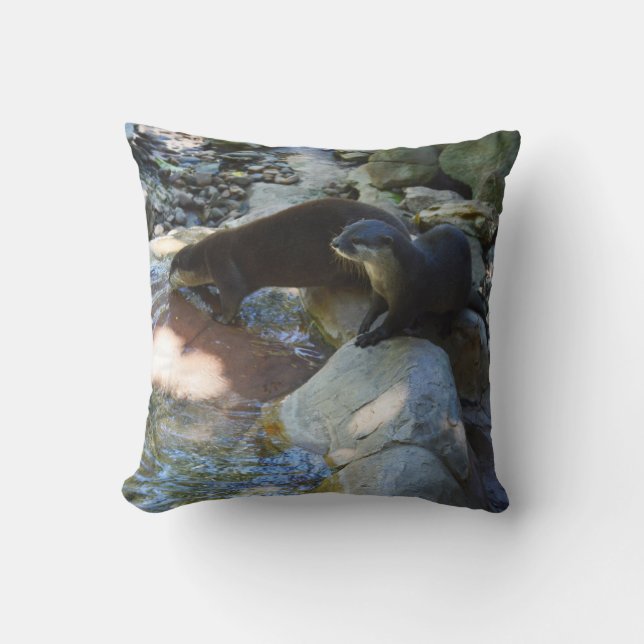 Almofada **"Sips by Stream: Bebendo de Otters do Rio (Frente)