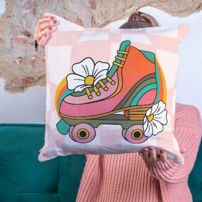 Almofada Skate do cilindro retrátil da Groovy 60s Hippie Ra (Groovy Retro Roller Skate 60s Hippie Rainbow Throw Pillow teen college dorm room decor decoration)