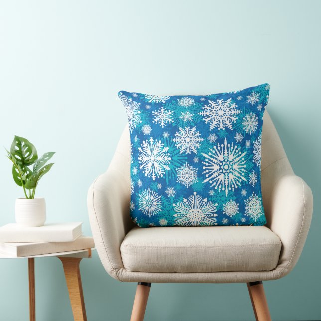 Almofada Snowflakes On Blue Throw Pillow (Cadeira)