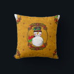 Almofada Snowman Christmas<br><div class="desc">Uma almofada de Natal gira com a imagem de um boneco de neve rodeado por uma fita de ouro e de Natal vermelha com flores sagradas e poinsettia sobre um fundo decorativo de ouro.</div>