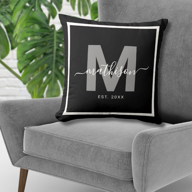 Almofada Sobrenome Família Preto Monograma Recém-Casados (Family Name Black Newlywed Monogram Throw Pillow )