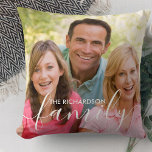 Almofada Sobreposição de Script Branco da Família Personali<br><div class="desc">Travesseiro de fotos da família personalizada com uma camada de texto elegante. O modelo de foto está configurado para você adicionar suas próprias fotos - uma da frente e outra no verso. A frente também tem a sobreposição de texto que você pode personalizar com seu nome de família. A família...</div>