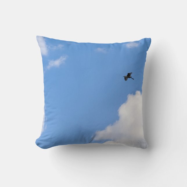 Almofada Solitary Bird Soaring Through Bright Blue Sky with (Frente)