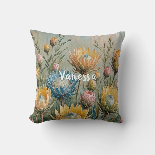 Almofada Sonho com Protea Pastel: Floral Elegante (Frente)