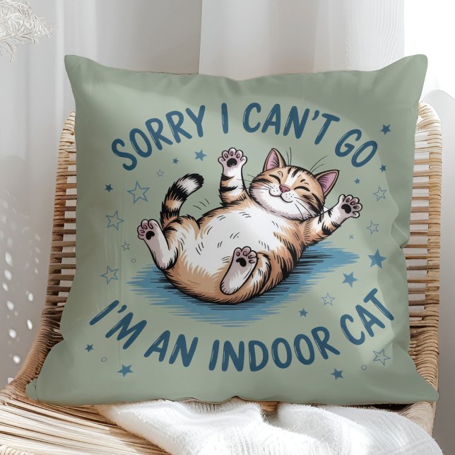 Almofada "Sorry I Can't Go, I'm an Indoor Cat" Funny ("Sorry I Can't Go, I'm an Indoor Cat" Funny Throw Pillow in a sunny boho rattan chair)