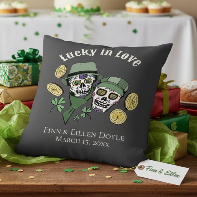 Almofada Sortudo no Amor Crânios de Açúcar Irlandeses Black (Lucky in Love Irish Couples Shower Black Pillows. Irish Sugar Skulls, Green Shamrocks, Gold Coins)