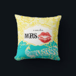 Almofada Sou a Sra. Red Lábios Vintage Floral Peacock<br><div class="desc">Sou a Sra. Lábios Vermelhos Lemon Zest Yellow e Turquoise Aqua e Red Vintage Asiated Peacock Floral Cor damasco. Você pode Personalizar esta Travesseiro para dizer o que quiser ou usar a Sra.. existente para a Noiva/Esposa ou o Comprar dois para cada Sr. e Sra. Newlyweds. O Aniversário do segundo...</div>