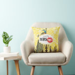 Almofada Sou a Sra. Red Lábios Vintage Peacock Chandelier<br><div class="desc">Sou a Sra. Lábios Vermelhos Lemon Zest Yellow Vintage Chandelier Floral Cor damasco Peacock @nd Wedding Anniversário Cotton Travesseiro. O Aniversário do segundo é o Aniversário do Algodão, que simboliza o Crescimento Natural de toda adaptabilidade, versatilidade e pureza (quando cultivado como plantas) ocorre naquele romântico 2 anos entre os recém-casados,...</div>