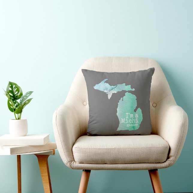 Almofada Sou uma Silhueta Michigander em Cinzas (I'm A Michigander Michigan Silhouette On Gray Throw Pillow from The Michigander!)