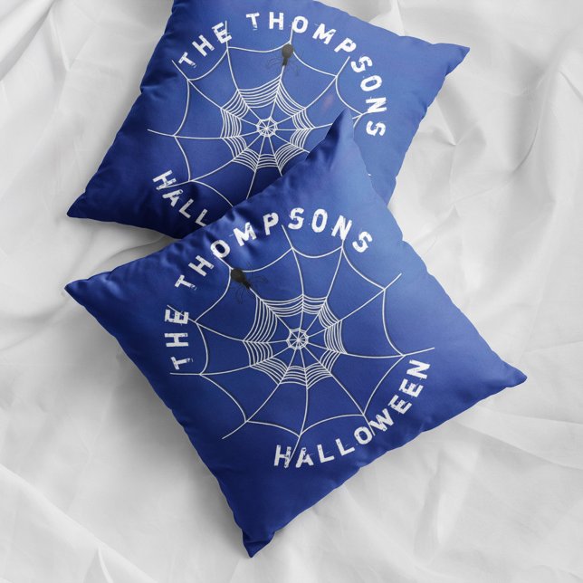 Almofada Spider Spooky na aranha personalizada na Web (Blue Halloween spider web pillow with personalized family name and spooky spider decor.)