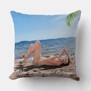Almofada Spring Break Girl deitada em Sandy Beach