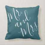 Almofada Sr. e Sra. Calliografia Peacock Blue (Teal, Aqua)<br><div class="desc">Este belo travesseiro é perfeito para seus casamentos favoritos, desde recém-casados a casais que celebram muitas décadas felizes! A frase "Sr. e Sra." está na elegante caligrafia moderna, feita à mão, em branco sobre um fundo de azul-pavão (palha escura ou aqua profundo). O design está em ambos os lados do...</div>