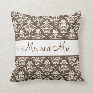 Almofada Sr. e Sra. Newlywed Descansar - Brown