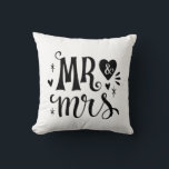 Almofada Sr e Sra - Presente Romântico para Guardar<br><div class="desc">Celebre o amor e a união com este travesseiro decorativo Sr. & Sra - perfeito para recém-casados, aniversários ou decoração romântica para o lar. Com um design preto e branco, esta peça adiciona um toque moderno e sentimental a qualquer espaço de convivência ou quarto. Um presente atencioso para casamentos, chá...</div>