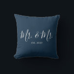 Almofada Sr. & Travesseiro decorativo para o aniversário de<br><div class="desc">O Sr. e a Sra. travesseiro decorativo personalizados com o ano do casamento fazem um lindo casamento ou presente de aniversário.</div>
