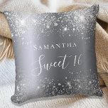 Almofada Suave script de nome de brilho prateado<br><div class="desc">Uma travesseiro para um quarto de meninas de 16,  16 anos. Um fundo de prata sujo com pó sujo. O texto: Sweet 16 é escrito em branco com um grande estilo escrito manualmente. Personalize e adicione um nome.</div>