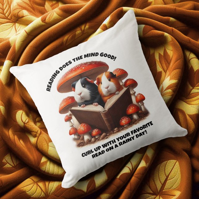 Almofada Suínos Engraçados Lendo Sob Cogumelos Vermelhos (Guinea Pigs Reading a Book Under Red Mushrooms Throw Pillow Cover Photo)