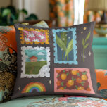 Almofada Sunshine Meadows | Monograma do Nome da Família na<br><div class="desc">Adicione um toque de charme e personalidade à sua decoração doméstica com o Travesseiro decorativo Sunshine Meadows. Apresentando uma bela mistura de ilustrações brancas de selo postal - de flores silvestres delicadas e verde-peluche a laranjas vibrantes e arco-íris - esse travesseiro traz um senso de calor e nostalgia a qualquer...</div>