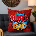 Almofada Super Pai Mustache Moderno Grunge<br><div class="desc">Os Travesseiros decorativos do Super Pai Mustache Moderno Grunge apresentam o texto "Super Pai" na tipografia moderna vermelha e amarela,  em um fundo azul e vermelho,  acentuado com bigode. Presentes para Pai de aniversário,  Dia de os pais,  Natal,  feriados e muito mais. Criado pelo Evco Studio www.zazzle.com/store/evcostudio</div>