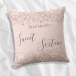 Almofada Sweet 16 rosa gold name script confetti<br><div class="desc">Um travesseiro para um quarto de meninas de 16 anos. Um fundo rosa dourado falso decorado com confete. O texto: Doce Dezesseis é escrito em ouro rosa escuro com um grande estilo escrito à mão moderno. Personalize e adicione seu nome.</div>