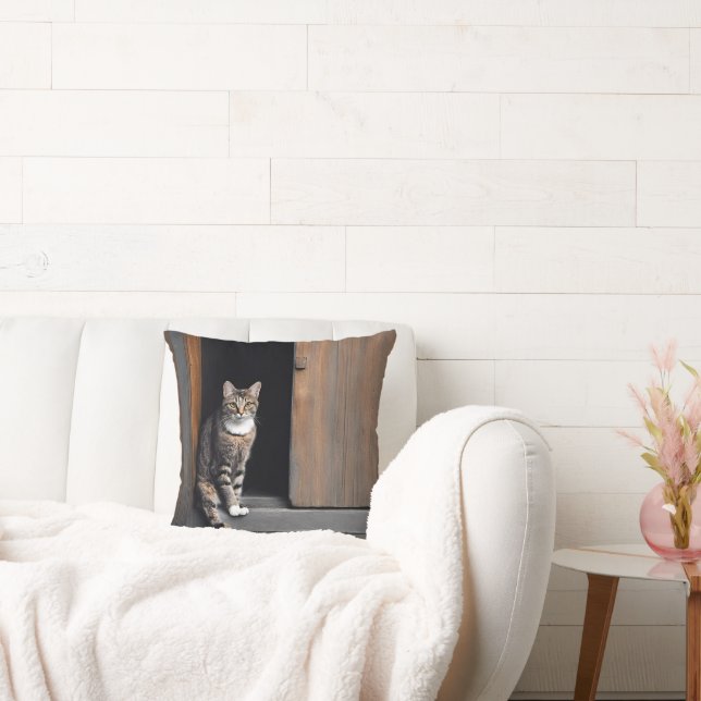 Almofada Tabby Cat na Porta Sombreada (Sofá)