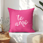 Almofada Te Amo Branco Rosa Quente<br><div class="desc">Adicione um pop de cor em negrito ao seu espaço com este travesseiro decorativo vibrante com a frase "O Amo" em um roteiro branco elegante sobre um fundo rosa-quente impressionante. Perfeito por infundir um toque de romance e personalidade na sua sala de estar, quarto ou canto confortável. Este design animado...</div>
