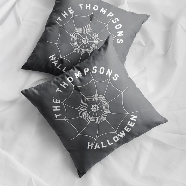 Almofada Teia de Aranha Assustadora Personalizada para Famí (Spooky spider web Halloween pillow with personalized family name and creepy spider decor.)