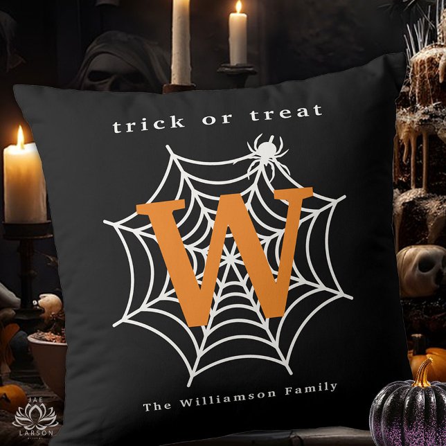Almofada Teia de Aranha de Halloween Monograma de Doce ou T (Criador carregado)
