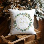 Almofada Terra Moderna e Script Dourado | Feliz Natal<br><div class="desc">Este travesseiro de Natal simples e na moda apresenta uma coroa estonteante de aquarela com folhas verdes e falsas de ouro e groselhas vermelhas,  e uma tipografia de escrituras douradas modernas que diz "Feliz Natal" num fundo branco.</div>