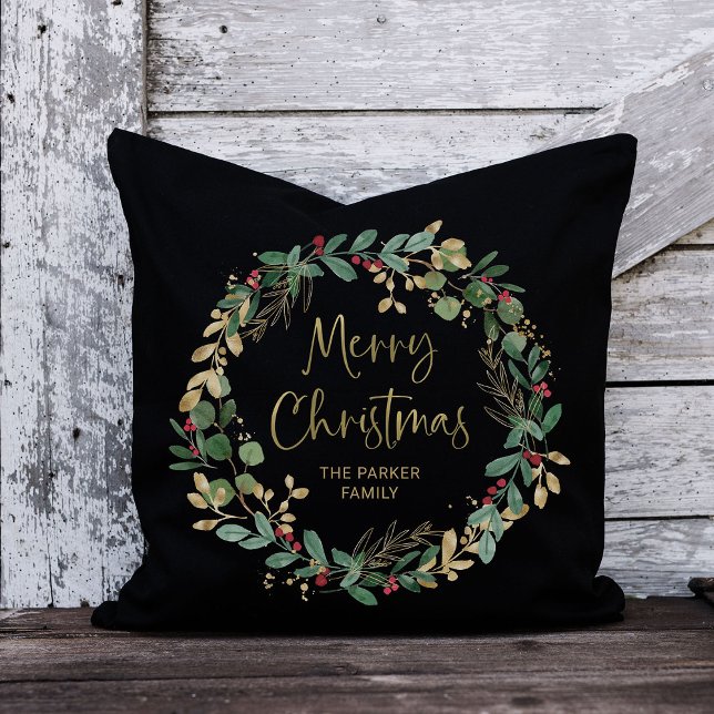 Almofada Terra Moderna e Script Preto | Feliz Natal (An elegant, dark black pillow for Christmas with a holiday wreath and gold script)